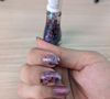 O esmalte com glitter fica aplicado de maneira mais uniforme com o papel higiênico