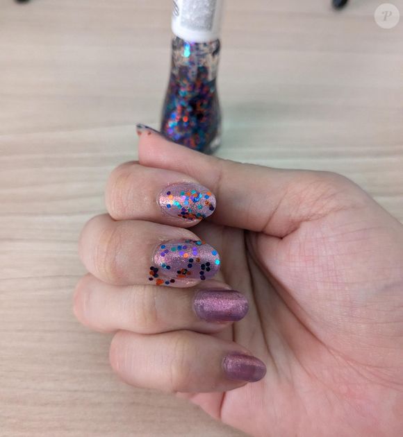 O esmalte com glitter fica aplicado de maneira mais uniforme com o papel higiênico