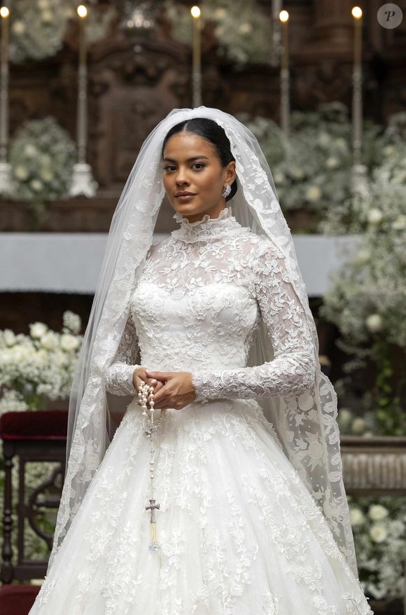 O lip combo de Maria de Fátima (Bella Campos) no casamento foi postado pela atriz em sua rede social