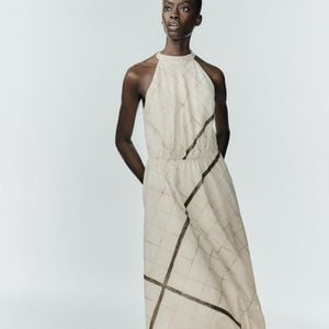 Outro vestido estampado que se destaca pela elegância é este com inspiração nos anos 40