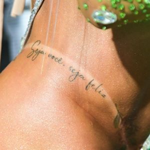 Fabíola de Andrade deixou tatuagens íntimas à mostra em fantasia sexy