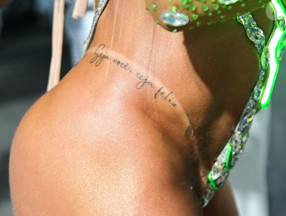 Fabíola de Andrade deixou tatuagens íntimas à mostra em fantasia sexy
