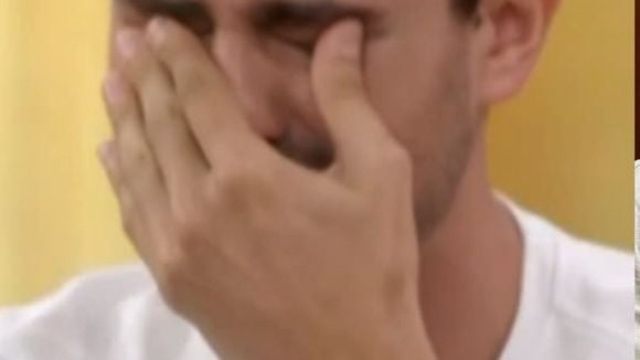O choro é por causa de Mau Mau? Pedro Alves, o Fernando de 'Quem Ama Cuida', se derrama em lágrimas ao vivo na TV; veja o motivo!