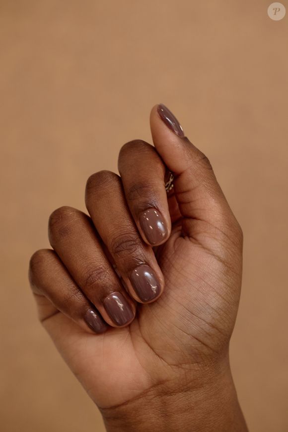 O contraste entre vermelho intenso e nude delicado faz das unhas combinando uma das apostas mais modernas e versáteis do momento