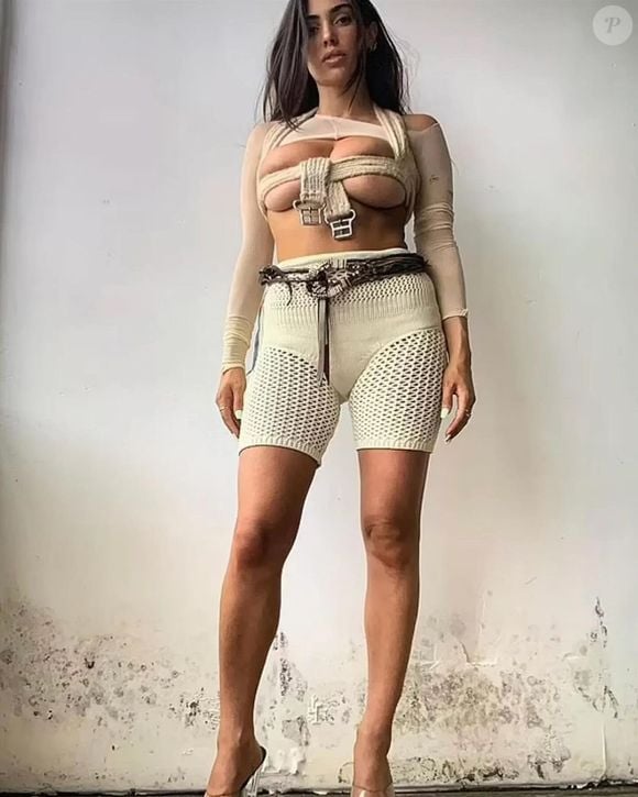 Muito estilosa, Bianca Censori já causava com seus looks ousados e cheios de recortes