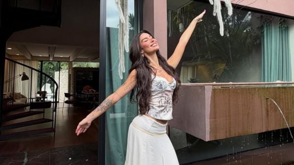463 m² em estilo brutalista, 3 suítes e seis vagas de garagem: a nova mansão de Bianca Andrade, avaliada em 9 milhões de reais, alia móveis contemporâneos à natureza de forma sofisticada e marcante