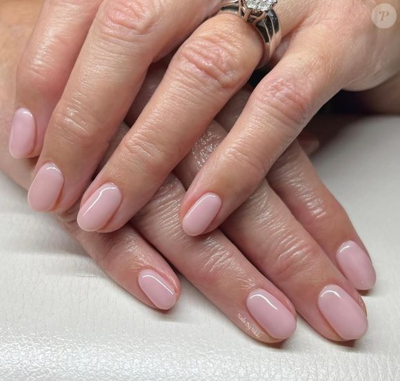 O segredo das soap nails: para finalizar essa técnica viral nas unhas, vale apostar em top coat com longa duração.