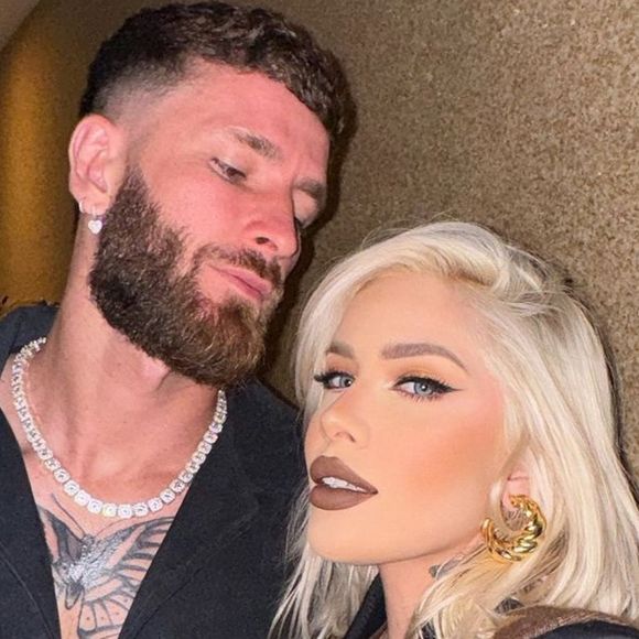 A atitude levantou rumores de crise, que logo se intensificaram diante do anúncio do término de relacionamento entre Karoline Lima e Léo Pereira, também jogador do Flamengo.