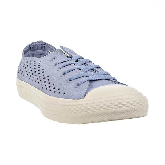Com tonalidade que lembra um 'milkshake de mirtilo', o Converse Chuck Taylor All Star "Glacier Grey" chamou a atenção e já virou o modelo que minha mãe quer usar o tempo todo com calça jeans larga