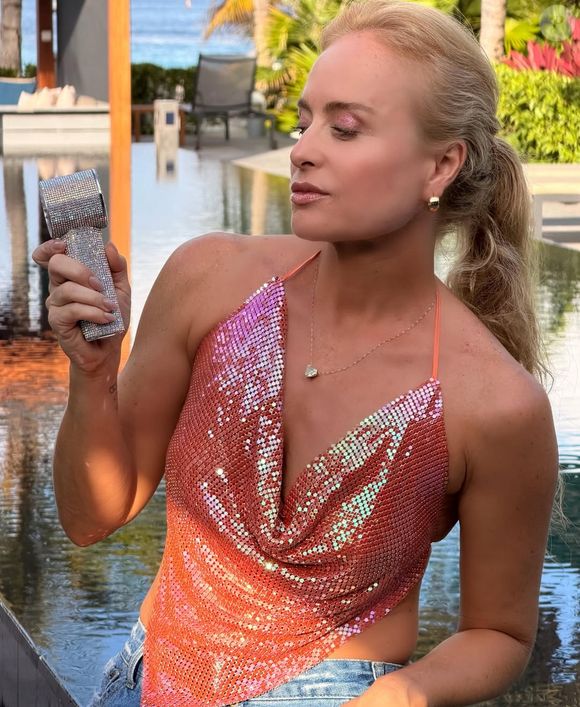 No look discreto carnavalesco, a mãe de Joaquim, Benício e Eva apostou em um top metalizado laranja que lembra coleções da Versace e trouxe brilho na medida certa