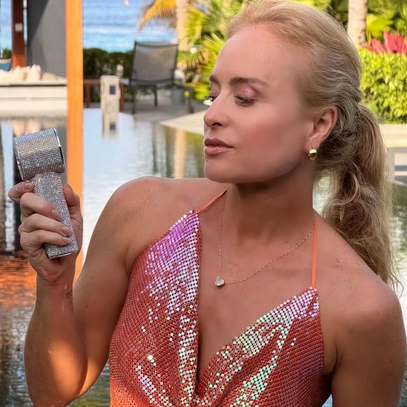 No look discreto carnavalesco, a mãe de Joaquim, Benício e Eva apostou em um top metalizado laranja que lembra coleções da Versace e trouxe brilho na medida certa