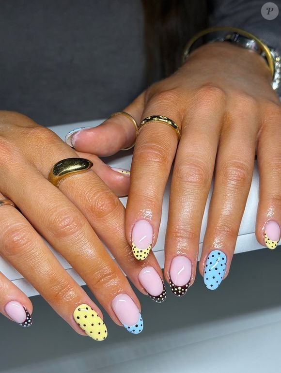 Unhas 2026: A versão mais alegre e com cara de verão. Tons suaves como rosa, azul e amarelo se combinam em diferentes formas, criando pontas e poás que resultam em uma nail art sofisticada e moderna