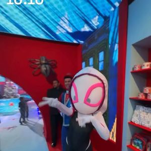 O personagem Homem-Aranha apareceu na festa com traje completo nas cores azul e vermelha e máscara com olhos grandes, enquanto a Spider-Gwen surgiu com capuz branco, máscara rosa e preta e botas com detalhes coloridos