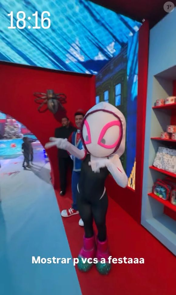 O personagem Homem-Aranha apareceu na festa com traje completo nas cores azul e vermelha e máscara com olhos grandes, enquanto a Spider-Gwen surgiu com capuz branco, máscara rosa e preta e botas com detalhes coloridos