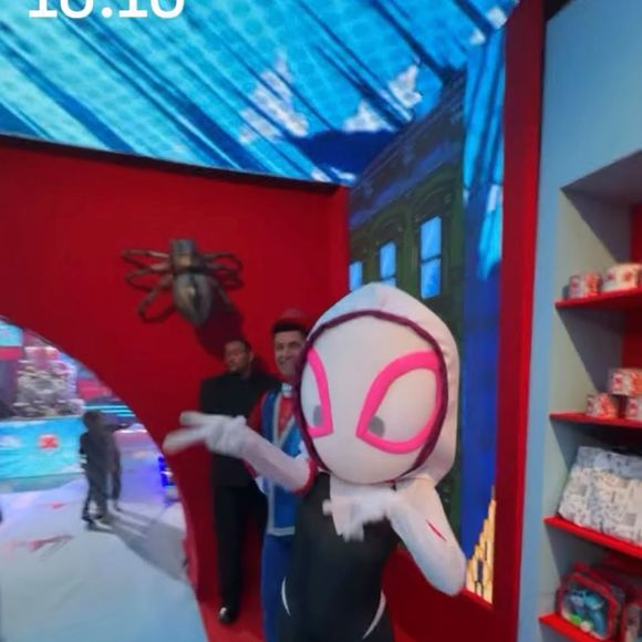 O personagem Homem-Aranha apareceu na festa com traje completo nas cores azul e vermelha e máscara com olhos grandes, enquanto a Spider-Gwen surgiu com capuz branco, máscara rosa e preta e botas com detalhes coloridos