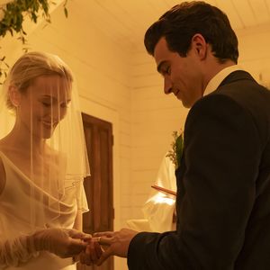 Casamento secreto de John F. Kennedy Jr. e Carolyn Bessette ganha recriação fiel em episódio marcante da série