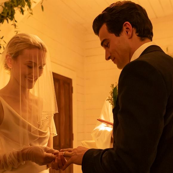 Casamento secreto de John F. Kennedy Jr. e Carolyn Bessette ganha recriação fiel em episódio marcante da série