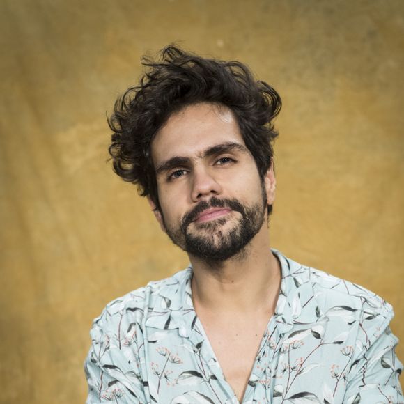 Ciro Sales esteve na novela 'Segundo Sol' da Globo em 2018, interpretando Du Love. Seu personagem trabalhava como garoto de programa para Laureta (Adriana Esteves).