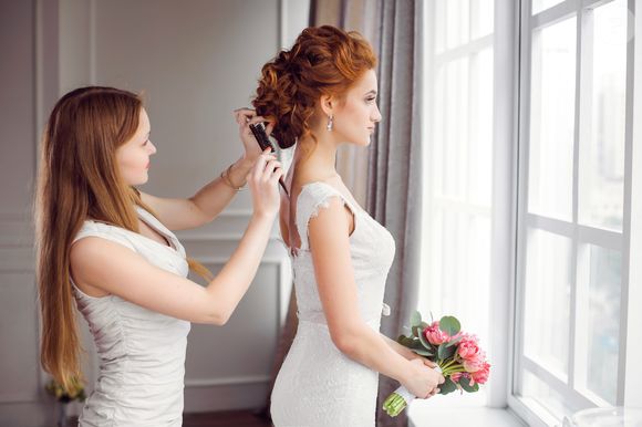 Da volta dos vestidos dos anos 90 e dos anéis de noivado coloridos à decoração marrom-chocolate e aos arranjos de flores surreais, o Relatório anual de tendências de casamento do Pinterest chegou para dar o tom das cerimônias matrimoniais em 2025.