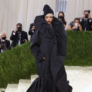 Rihanna no Met Gala 2021 com look preto oversized de Balenciaga Couture e volume dramático