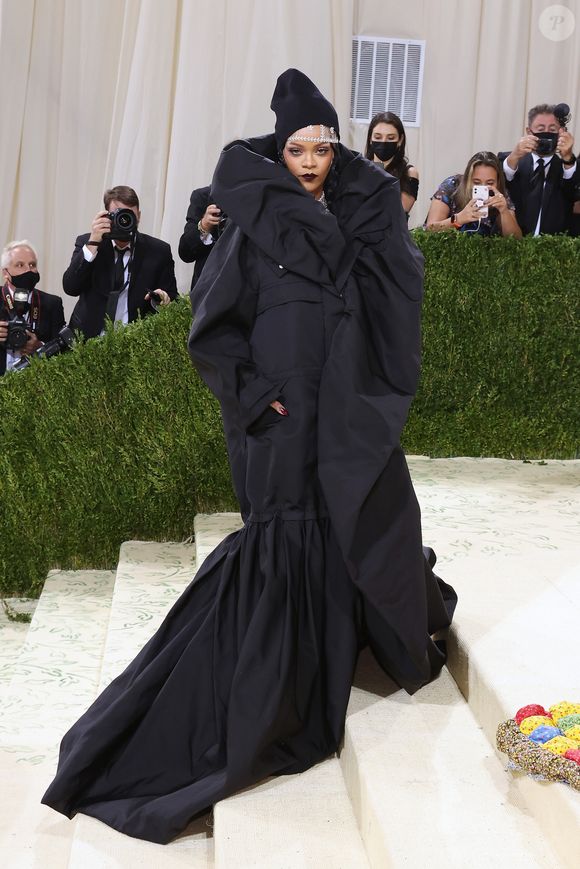 Rihanna no Met Gala 2021 com look preto oversized de Balenciaga Couture e volume dramático