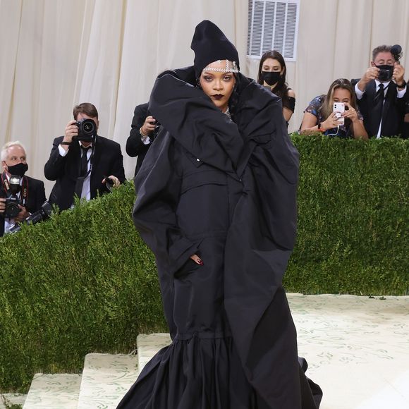 Rihanna no Met Gala 2021 com look preto oversized de Balenciaga Couture e volume dramático