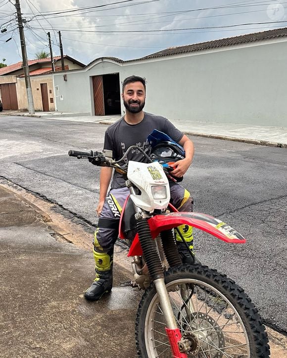 Nuri vive em São Paulo, capital, e atua como empresário
