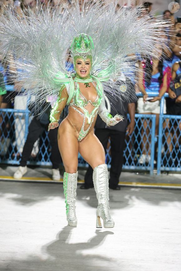 Fabiola de Andrade usou fantasia verde, cor da escola, e mostrou todo seu samba no pé na Sapucaí