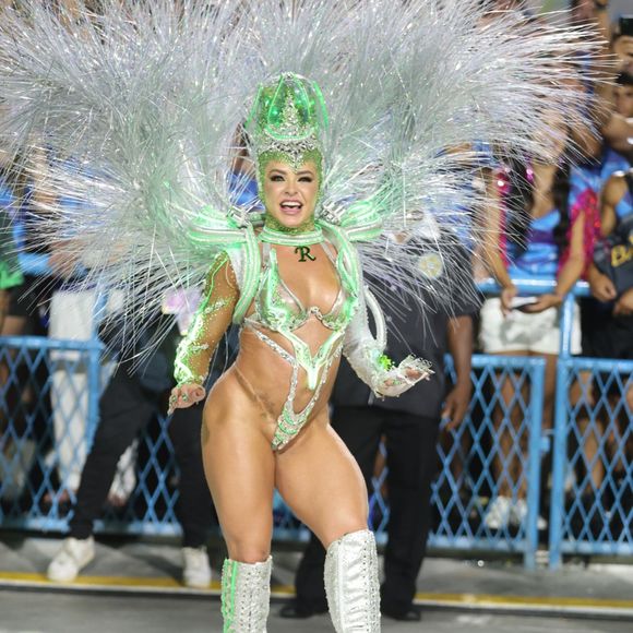 Fabiola de Andrade usou fantasia verde, cor da escola, e mostrou todo seu samba no pé na Sapucaí