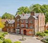 Em 2009, enquanto ainda filmava a saga 'Harry Potter', Grint comprou à vista pelo valor de 5,4 milhões de libras, a Kimpton Grange, uma antiga casa paroquial do século XVIII instalada em uma propriedade de mais de 22 acres