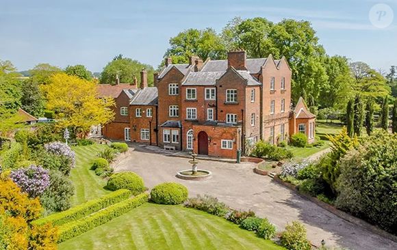 Em 2009, enquanto ainda filmava a saga 'Harry Potter', Grint comprou à vista pelo valor de 5,4 milhões de libras, a Kimpton Grange, uma antiga casa paroquial do século XVIII instalada em uma propriedade de mais de 22 acres