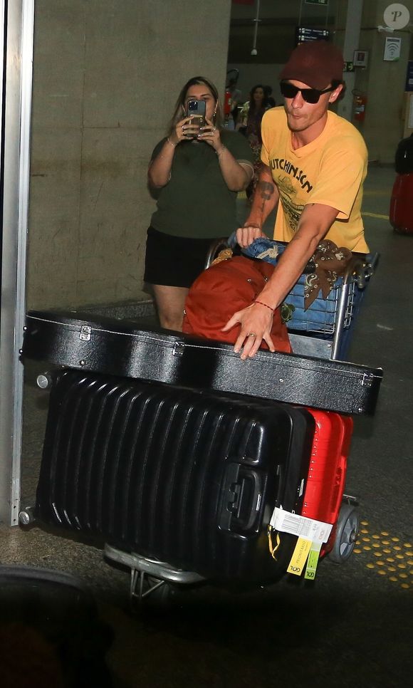 Shawn, por sua vez, seguiu uma proposta mais casual: óculos escuros, camisa amarela, calça jeans e boné marrom, visual que reforçou o clima descontraído após os dias de descanso no Nordeste.