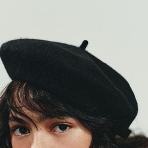 Para quem busca um detalhe mais delicado, a boina 100% lã com laço, na cor preta, sai por R$ 179,00 e se destaca pela aplicação sutil no mesmo tom, perfeita para um visual mais feminino e sofisticado