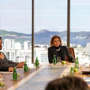 Na novela 'Vale Tudo', Ivan (Renato Góes) tenta se disfarçar para participar da reunião com a diretoria da empresa.