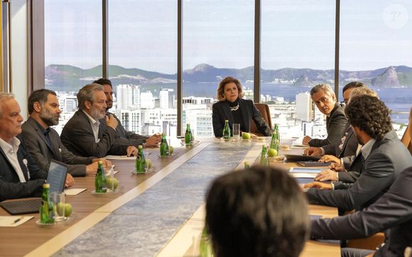Na novela 'Vale Tudo', Ivan (Renato Góes) tenta se disfarçar para participar da reunião com a diretoria da empresa.