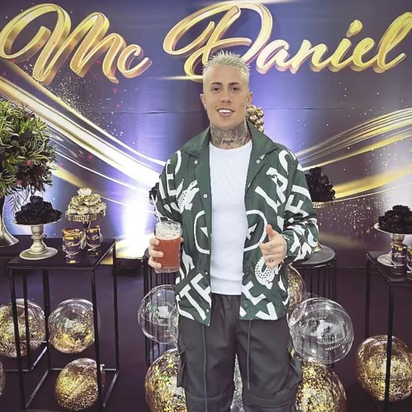 A gravação foi feita nos bastidores do Rock in Rio, durante a produção do single Deixa o Coração Falar, que reuniu grandes nomes da música brasileira como Luísa Sonza, Ivete Sangalo, além de Iza e MC Daniel.