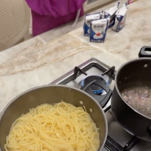 Receita é simples: basta cozinhar o macarrão em água fervente enquanto prepara o molho