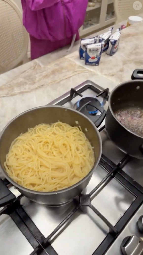 Receita é simples: basta cozinhar o macarrão em água fervente enquanto prepara o molho