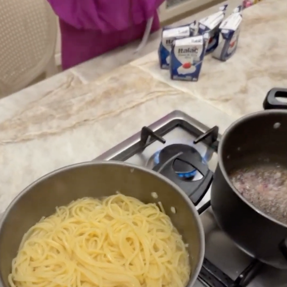 Receita é simples: basta cozinhar o macarrão em água fervente enquanto prepara o molho