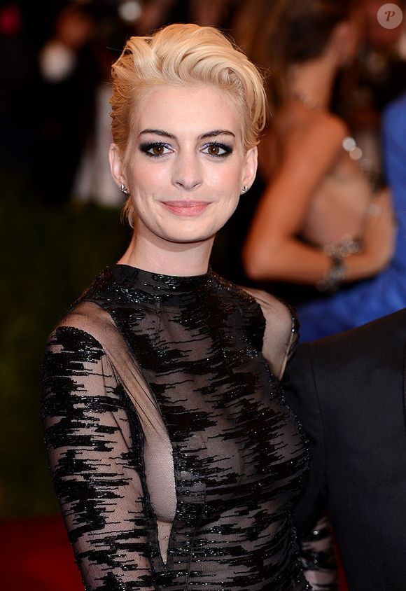 2013: de cabelo loiro e curto, Anne Hathaway impressionou por sua aparência em um evento