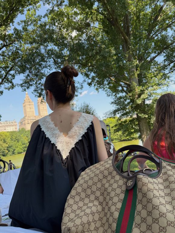 A bolsa semelhante ao modelo usado por Camila Queiroz aparece avaliada em R$ 23.891, ou 12 parcelas de R$ 1.990,92, segundo as informações fornecidas pelo Purepeople
