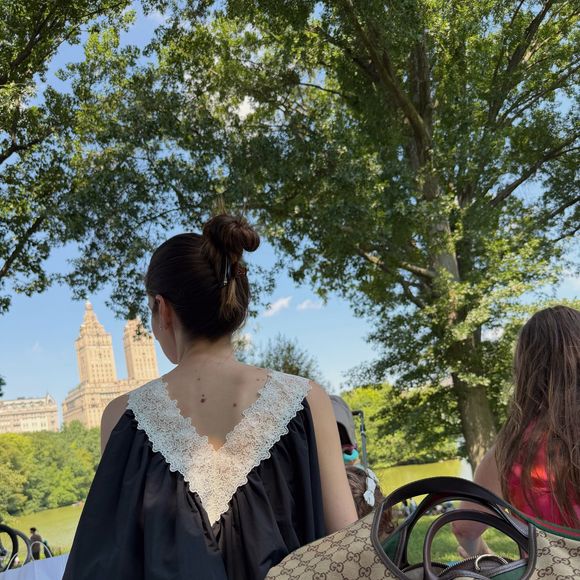 A bolsa semelhante ao modelo usado por Camila Queiroz aparece avaliada em R$ 23.891, ou 12 parcelas de R$ 1.990,92, segundo as informações fornecidas pelo Purepeople