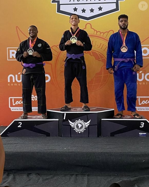 Do pódio às ruas: a luta de um campeão sem patrocínio