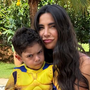 Gabriela Versiani mostrou o enteado, Léo, em poses divertidas