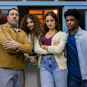 Joaquim (Marcos Palmeira), Misael (Belo), Viviane (Gabriela Loran), Gerluce (Sophie Charlotte) e Junior (Guthierry Sotero) na novela Três Graças