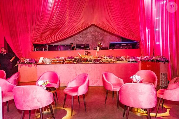 A cenografia da festa da WePink combina lounges de veludo, flores, mesas espelhadas e iluminação em tons de rosa