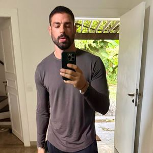 Cauã Reymond é acusado de ser indelicado com os colegas e, segundo Carla Bittencourt, teria dito que ‘ensinaria o que é ser ator de verdade’