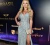 Miss Brasil 2026: Isabella Cecchi investiu em um vestido longo prateado completamente bordado com pedrarias, também com fenda alta