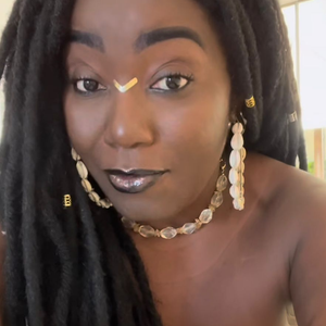 Referência nos estudos antirracistas, Carla Akotirene detonou Virgínia Fonseca após a influenciadora publicar um vídeo beijando um macaco durante viagem a Dubai