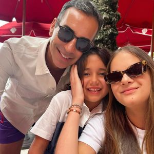 Neste sábado (05), Tralli posou ao lado das filhas e destacou suas pernas torneadas em um shortinho roxo